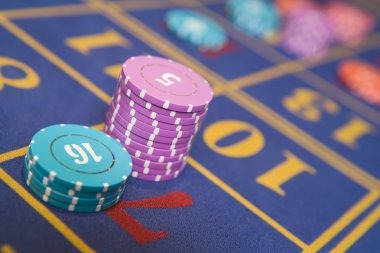 Player interface showing bet placement and dealer interaction